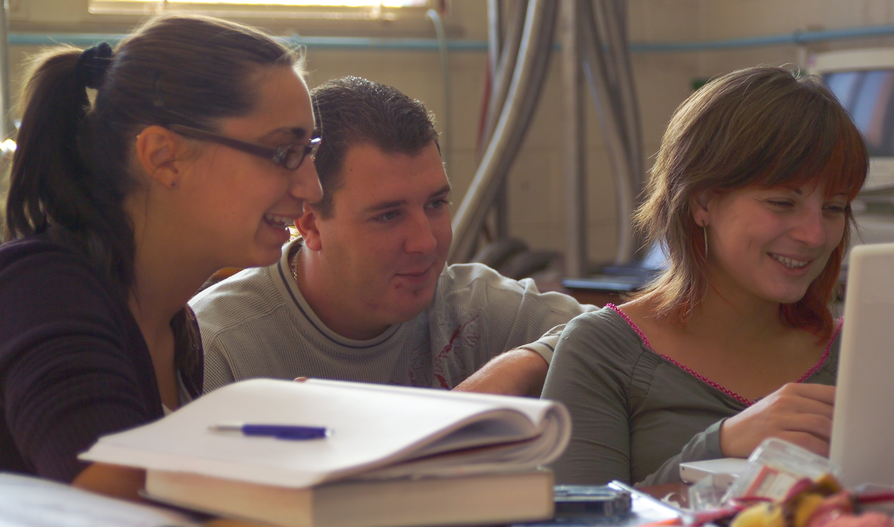 Etudiants en travaux de laboratoires à l'IRFU